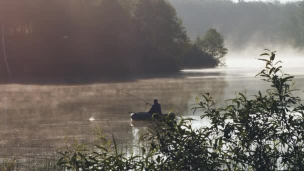 Fisherman on a boat fishing on the lake — Stock Video