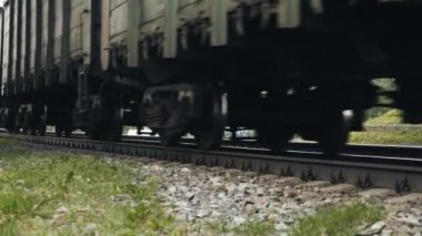 Yoldan geçen yük treni tekerleklerinin kapatılması