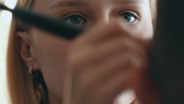 Make-up umělec aplikování make-upu na herce — Stock video