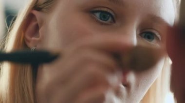 Makyaj Sanatçısı Aktör Üzerine Makyaj Uygulama