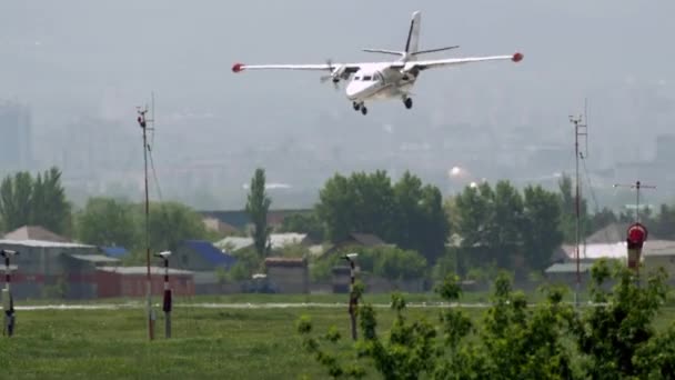 Турбовинтовые самолеты приближаются к посадке на заснеженные горы — стоковое видео