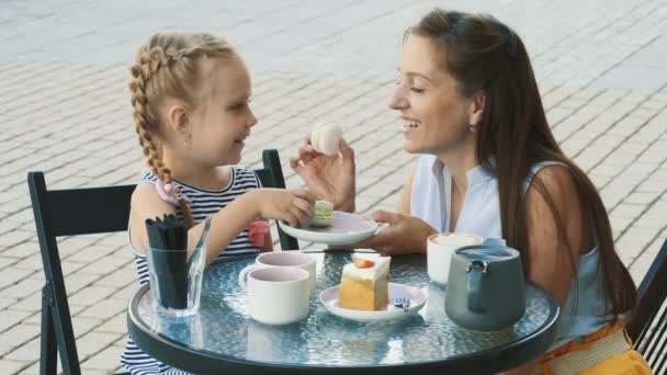 Mother and her cute little daughter in outdoor cafe — Stock Video