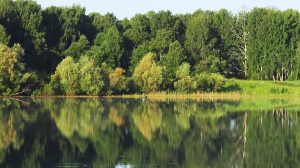 Temprano en la mañana en el pintoresco lago — Vídeos de Stock