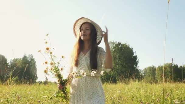 Mujer con flores en el campo por la mañana — Vídeos de Stock