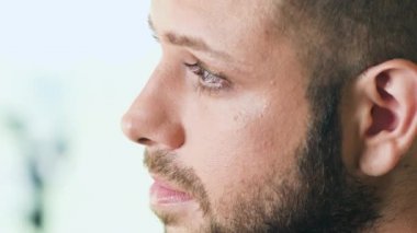 Makyajlı sakallı adamın portresi