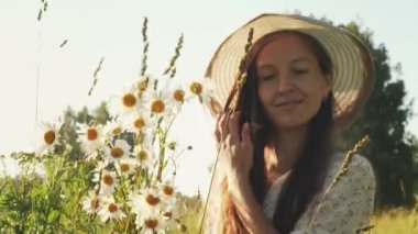 Çiçekli kadın çayırda yürüyor