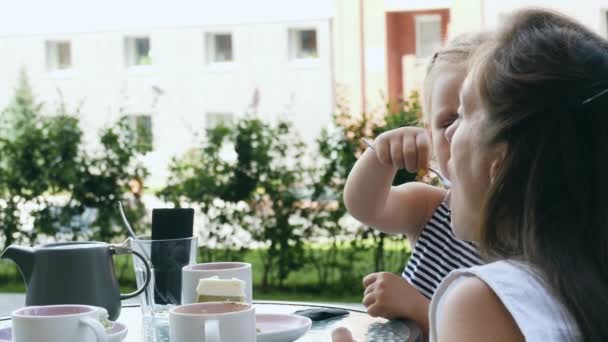 Madre y su hija pequeña en la cafetería al aire libre — Vídeos de Stock
