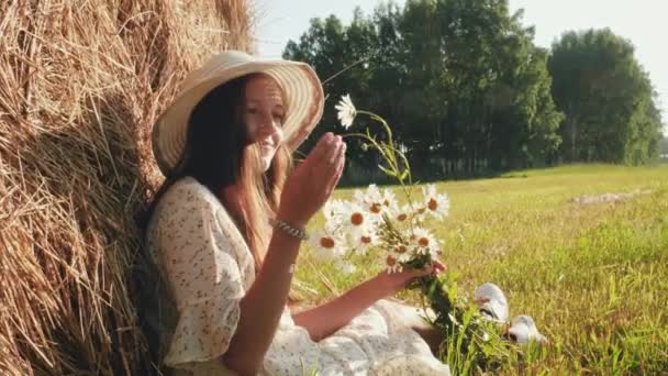 Mujer con manzanillas en el prado — Vídeos de Stock
