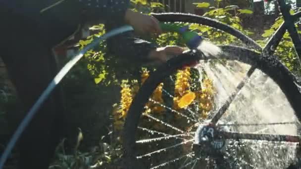Женщина моет свой велосипед — стоковое видео