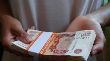 Rus Rublesi wad Ile tanınmaz bir kadın