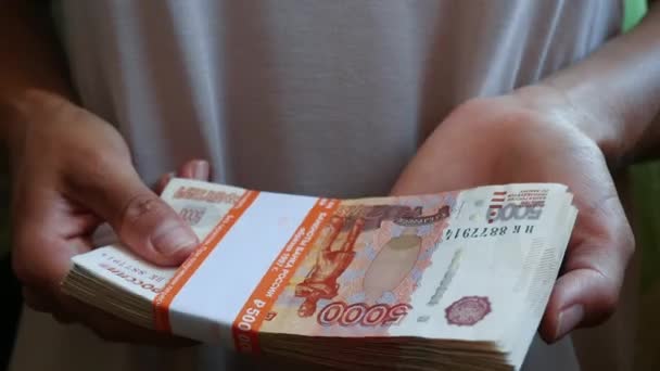 Una mujer irreconocible con un fajo de rublos rusos — Vídeo de stock