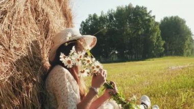 Çayır papatya ile güzel kadın