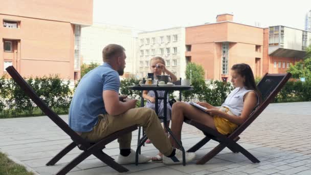 Familie isst im Café im Freien zu Abend — Stockvideo