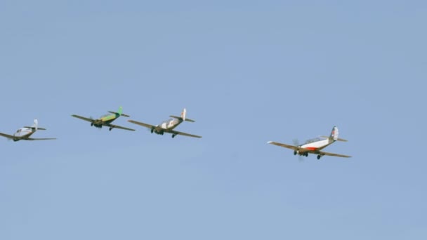 Samoloty turbośmigłowe Yak wykonują akrobacje — Wideo stockowe