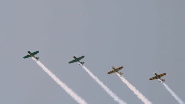 Vliegtuigen in formatie tijdens Air show — Stockvideo