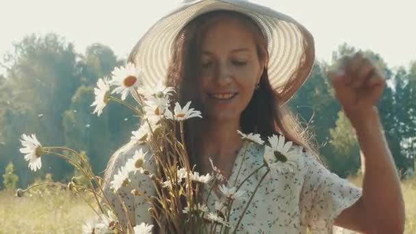 Красивая белая женщина с ромашками — стоковое видео