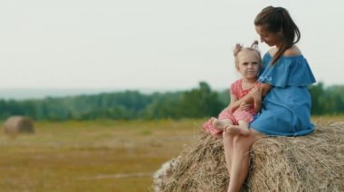 Samanlıkta oturan kızı olan anne.