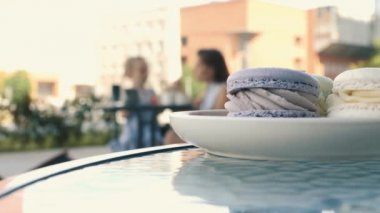 Mutlu genç aile birlikte sabah kahve içme kahvaltı yeme konuşuyor