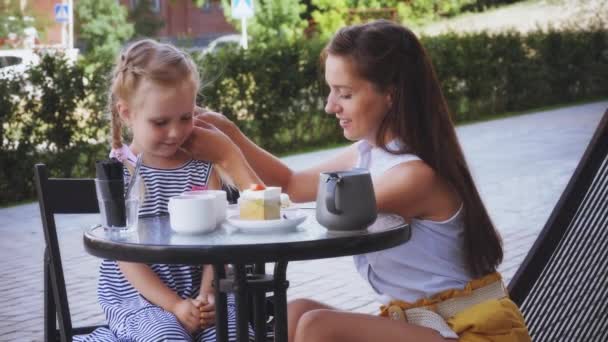 Madre feliz con hija hablando desayunando juntos — Vídeos de Stock