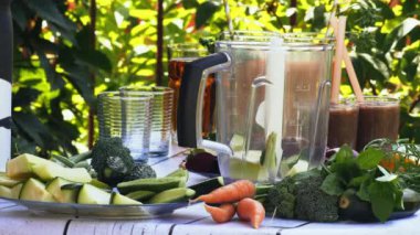 Kadın elleri blender kavanoza salatalık ve kabak koymak