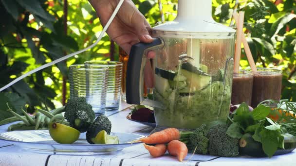 Smoothie aus Gurken und Zucchini in Mixglas zubereiten — Stockvideo