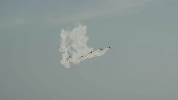 Jet trainer rendimiento de aeronaves en formación de batalla — Vídeo de stock