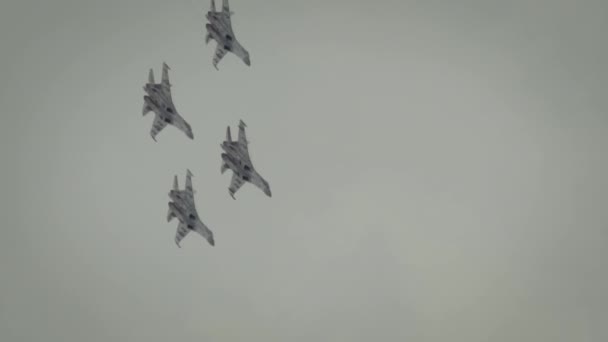 Combatientes flanqueros en formación durante el espectáculo aéreo — Vídeos de Stock