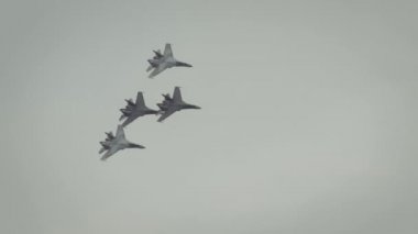 Hava gösterisi sırasında formasyonda Flanker savaşçıları