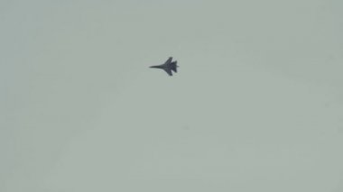 Gökyüzünde uçan flanker savaşçı