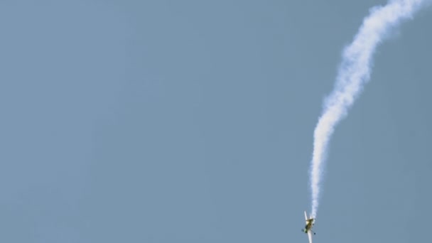 Turboprop vliegtuig voert aerobatics — Stockvideo