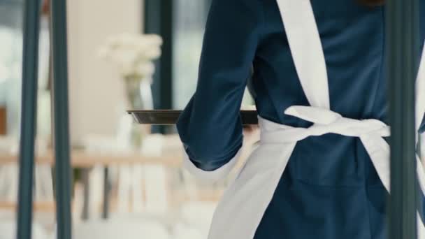 Waitress cleaning up dishes on table. — Stock Video