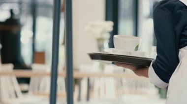 Garson masada bulaşıkları temizleme.