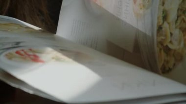 Kadın menü sayfalarını çevirir