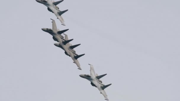 Combattenti flanker in formazione durante lo spettacolo aereo — Video Stock