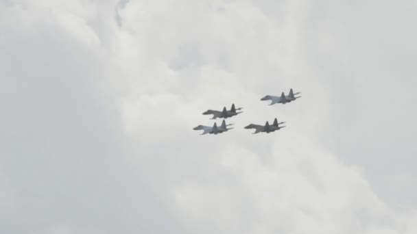 Flankerfighters i formation under flyg showen — Stockvideo