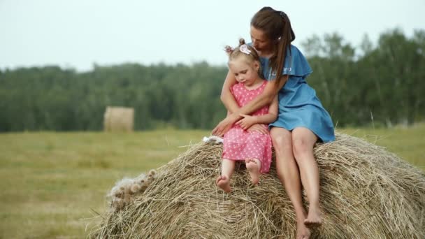 Madre con pequeña hija en el pajar — Vídeos de Stock