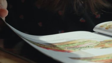 Menü sayfalarını araştıran kişi