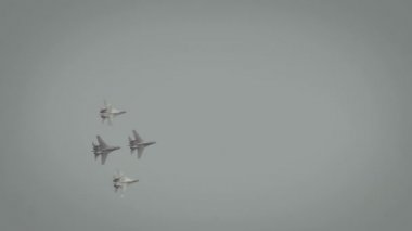 Savaş düzeninde uçan flanker savaşçıları