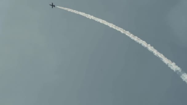 Jet tréner repülőgépek repülő fölött a nap — Stock videók