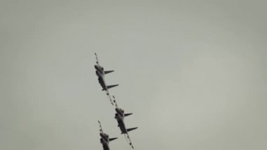 Savaş düzeninde uçan flanker savaşçıları
