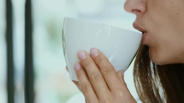 Mujer joven bebe café de la mañana — Vídeo de stock
