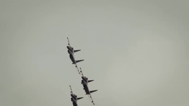 Combatientes flanqueros volando en formación de batalla — Vídeo de stock