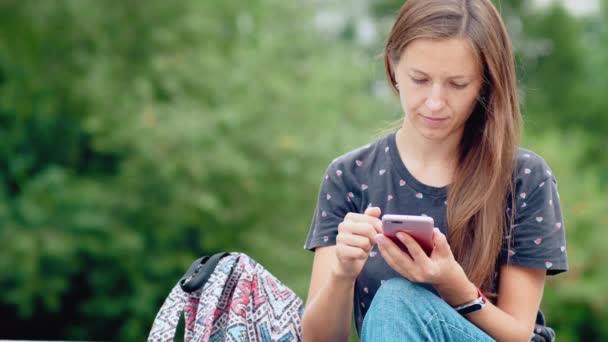 Mujer usando su teléfono móvil — Vídeo de stock