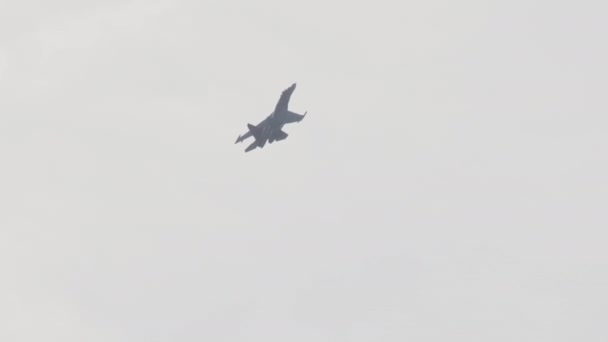 Combattant Flanker effectue élément de voltige aérienne — Video