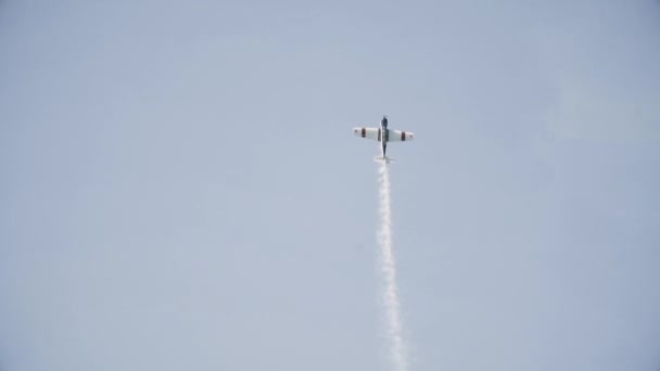 Turboprop airplane performs aerobatics stunts — Stock Video