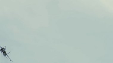 Hava gösterisi sırasında formasyonda Flanker savaşçıları