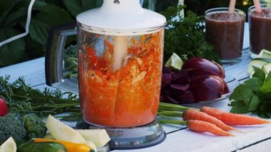 Blender kavanozunda havuç ve elmadan smoothie hazırlayın