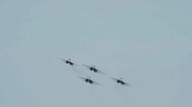 Hava gösterisi sırasında formasyonda Flanker savaşçıları