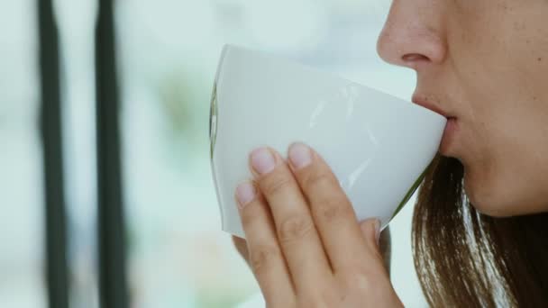 Mujer joven bebe café de la mañana — Vídeo de stock