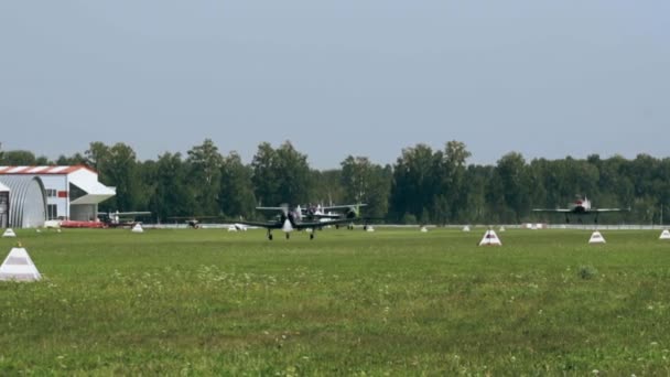 Csoport turbólégcsavaros repülőgépek felszállás alatt airshow — Stock videók